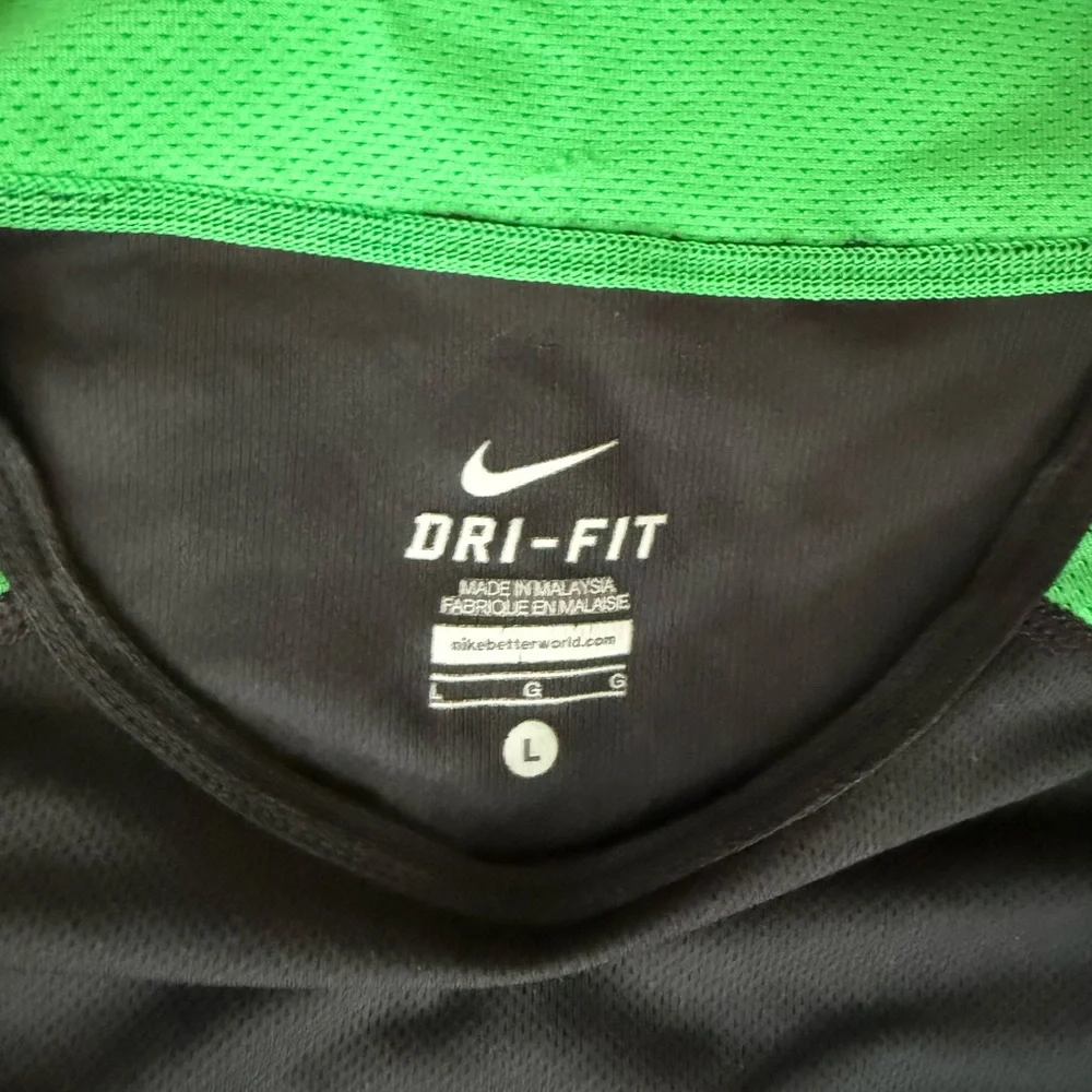 Nike Dri-FIT SZ L Shirt in Black and Green. Short sleeve.